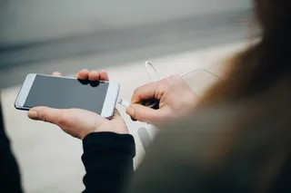 Mujer poniendo a cargar celular