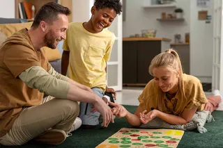 Familia jugando juego de mesa