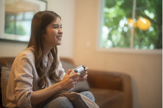 Mulher jogando Playstation