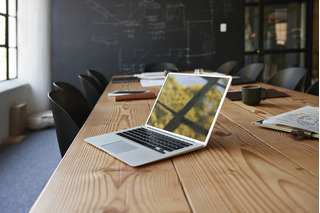 laptop en una mesa