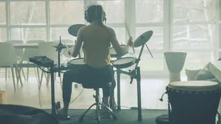 Roland: historia, tecnologías, baterías y otros instrumentos musicales.