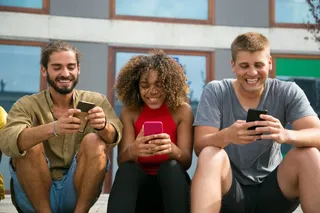 Grupo de pessoas usando smartphones