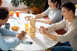 Personas jugando jenga