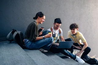 Un grupo de estudiantes realiza una tarea grupal para la universidad en una notebook