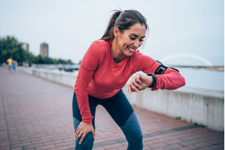 Mujer entrenando mirando su smartwatch