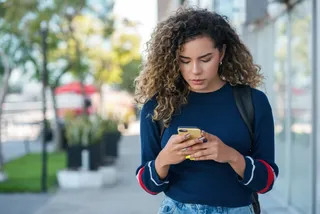 Mulher usando celular