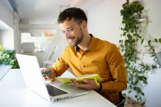 Persona utilizando un notebook