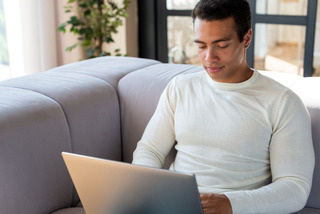 Homem usando notebook