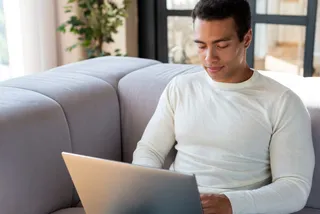 Homem usando notebook