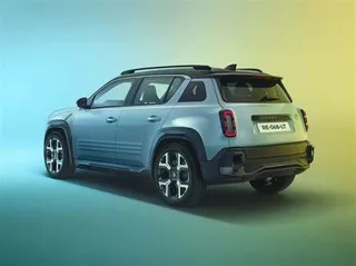 Detalhe do design com elementos do Renault 4 original e assinatura em LED