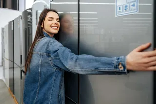 mulher abraçando a geladeira