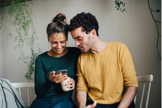 pareja revisando el celular