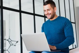 Homem usando notebook