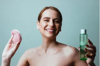 ¿Para qué sirve el agua micelar? Guía práctica para tu rutina de cuidado de la piel.
