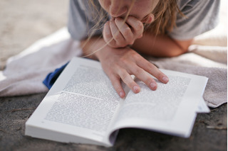 Mujer leyendo un libro