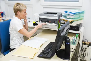 mujer usando impresora