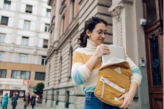 mujer sacando laptop de una mochila