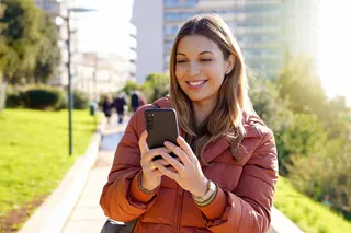Mujer usando celular en el parque