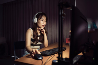 mujer con auriculares en computadora