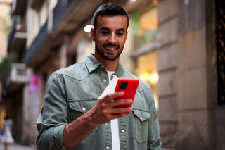 Homem usando smartphone