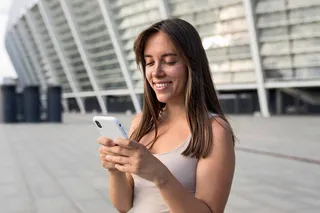 Mulher usando smartphone