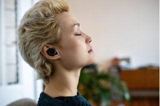 Mujer con auriculares