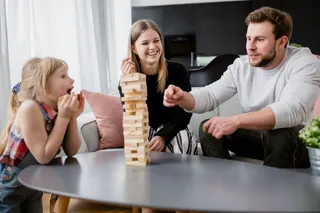 Familia jugando jenga