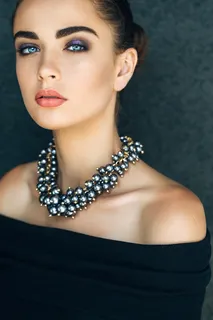 Maxi collares: impacto y elegancia en accesorios