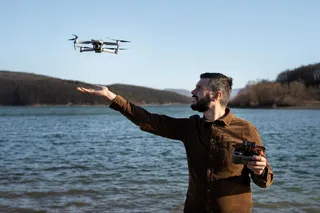 Homem com drone no exterior