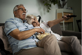 Pareja viendo televisión