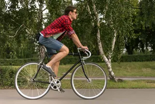 Homem andando de bicicleta