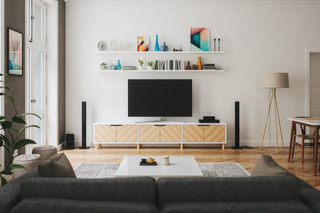 Imagem mostra sala de estar com Smart TV na parede