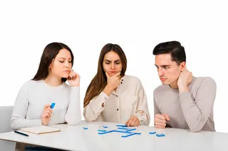 Amigos jugando juego de fichas