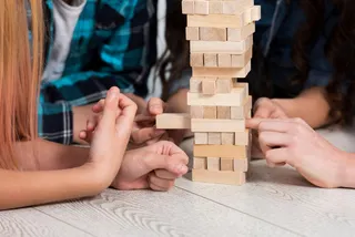 Personas jugando con jenga tradicional