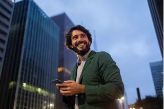 Hombre sonriendo con celular