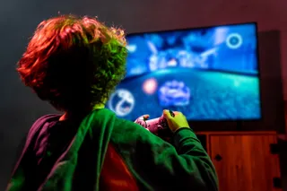 Menino jogando videogame