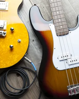 Además del sonido: descubriendo las diferencias entre el bajo y la guitarra
