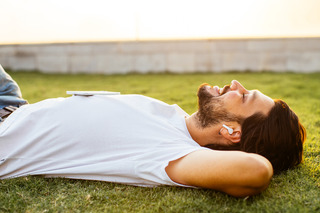 Hombre escuchando música con auriculares inalámbricos