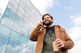 Liberando el estilo: dominar el arte de combinar chaquetas vaqueras de hombre