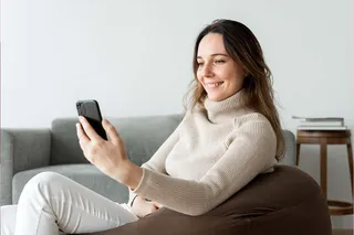 Mujer usando celular
