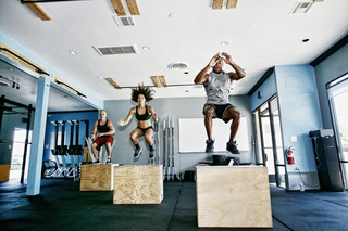 Grupo de atletas en pleno entrenamiento de CrossFit