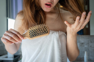 mulher com queda de cabelo