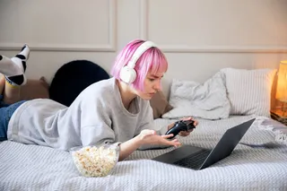 Mulher jogando em notebook