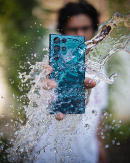Vista trasera del Samsung Galaxy S23 color verde resistiendo agua
