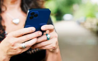 manos usando smartphone