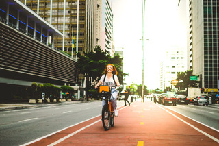 Mujer en bicicleta