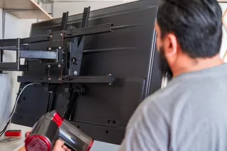 aprenda a montar en la pared una television de 75 pulgadas 