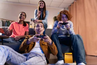 amigos jogando vídeogame
