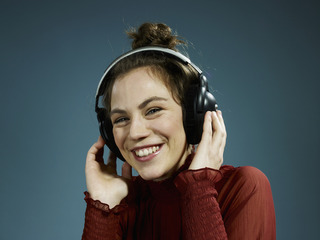 Mujer sonriente con sus auriculares
