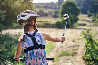 criança andando de bicicleta com GoPro